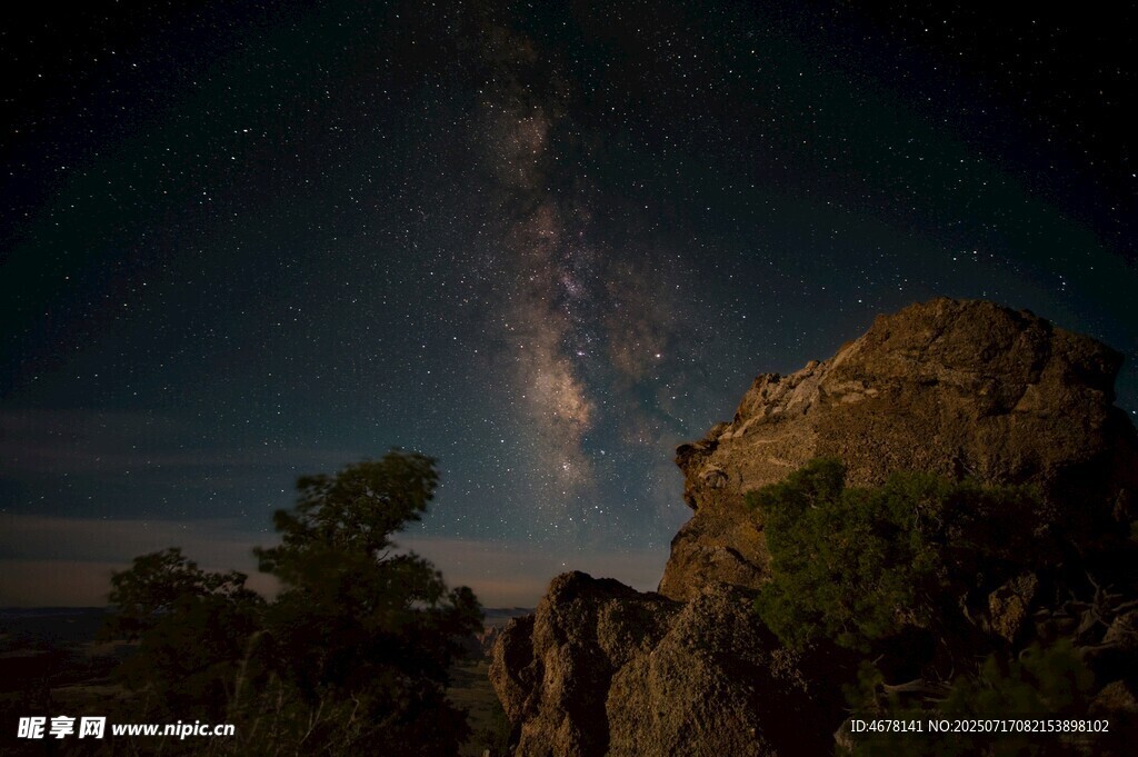 夜空下的岩石与璀璨星河