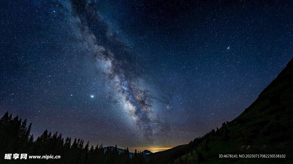 山间璀璨银河夜景