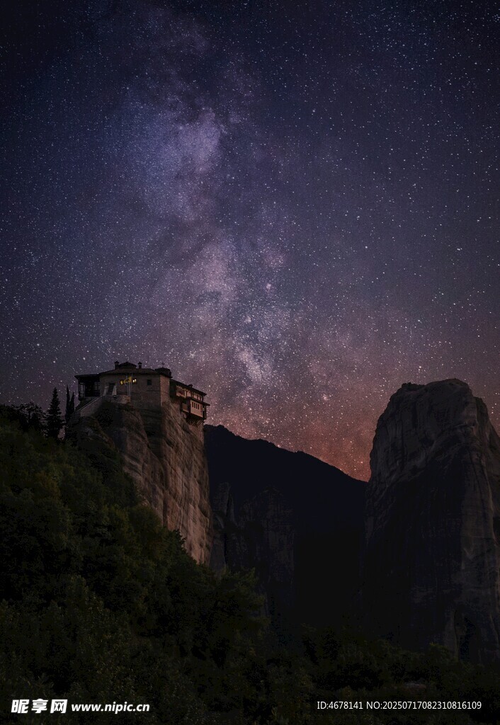 夜空下的壮丽悬崖与星河