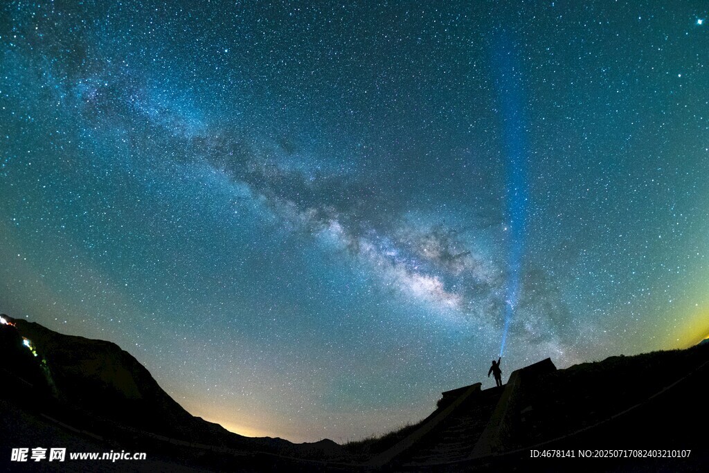 壮丽星空下的山峦夜景