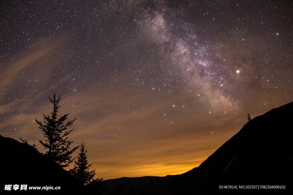 山间璀璨星空夜景