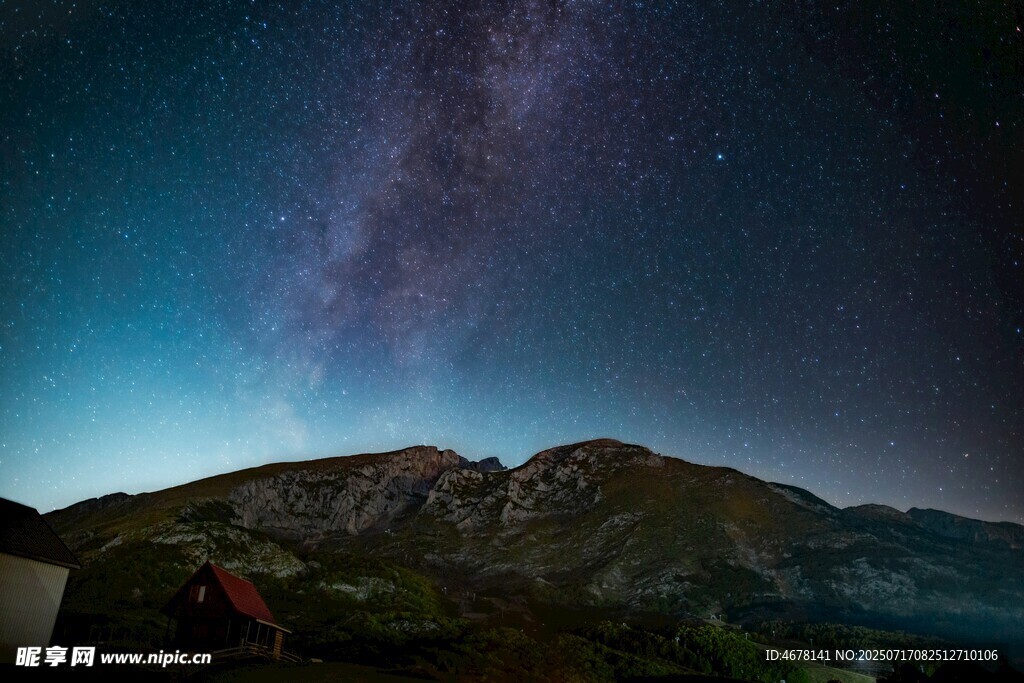 夜空下的壮丽山峦与星河