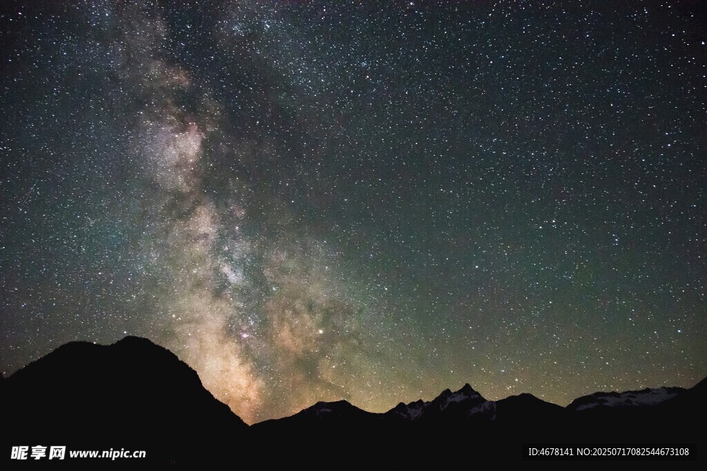 星空下的山峦美景