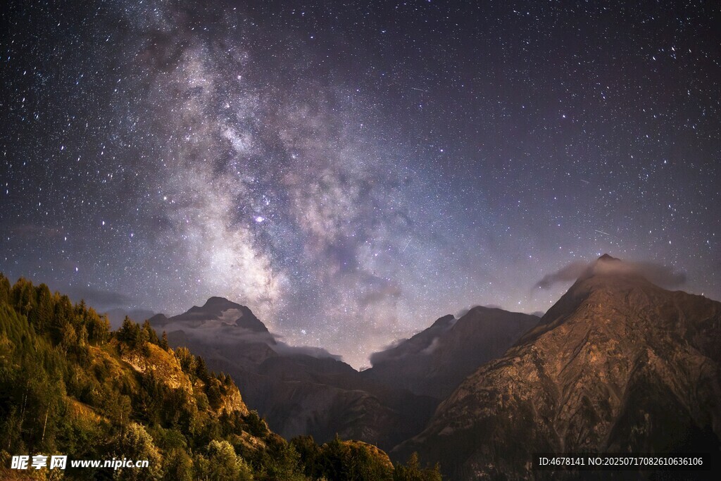 山间璀璨星空美景
