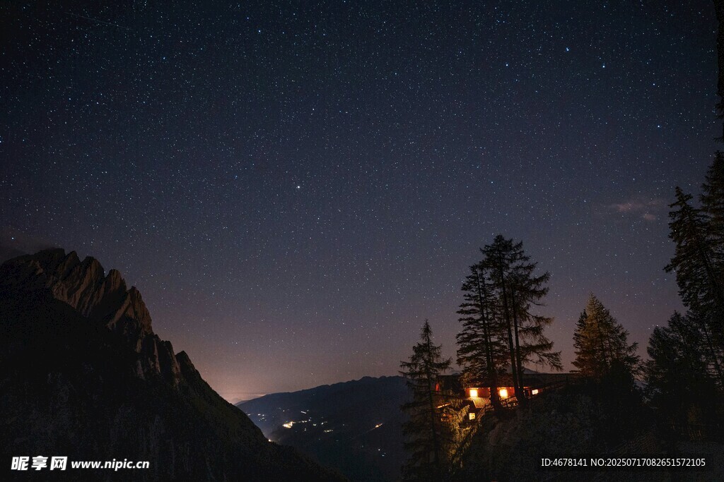 山间夜幕下的静谧森林景象