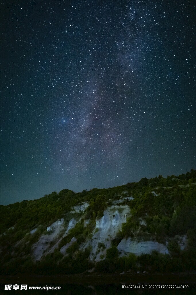 夜空下的山峦与璀璨星河