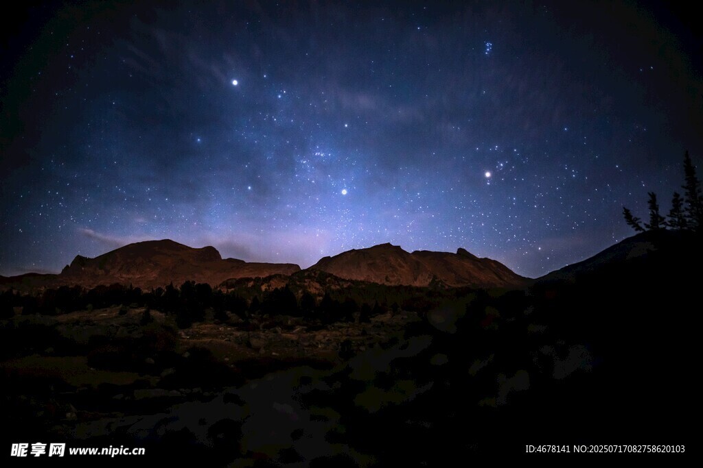 夜空下的山峦与闪烁繁星