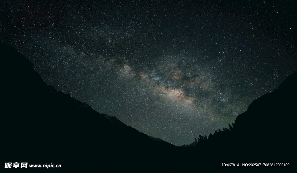 夜空下的山峦与璀璨星河