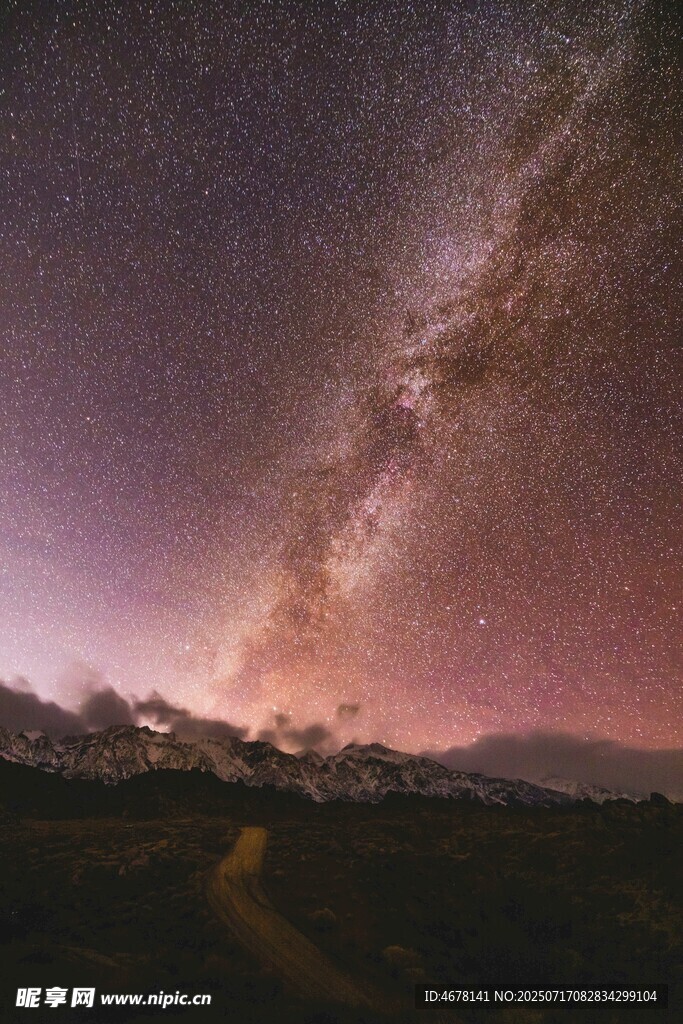 壮丽星空下的山间小道