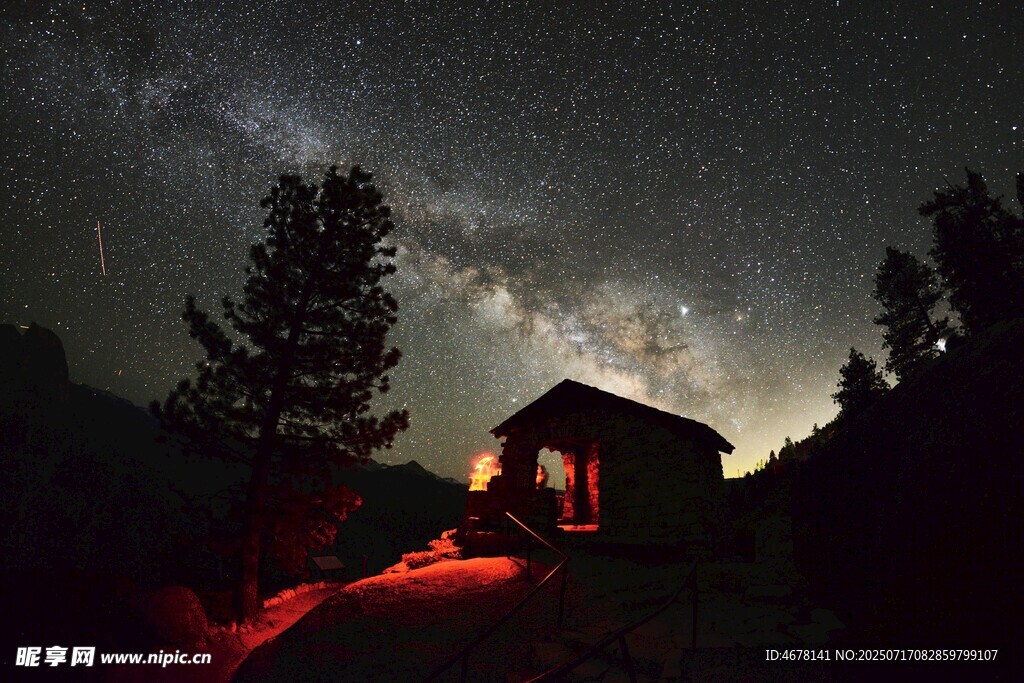 山间小屋的璀璨星空夜景