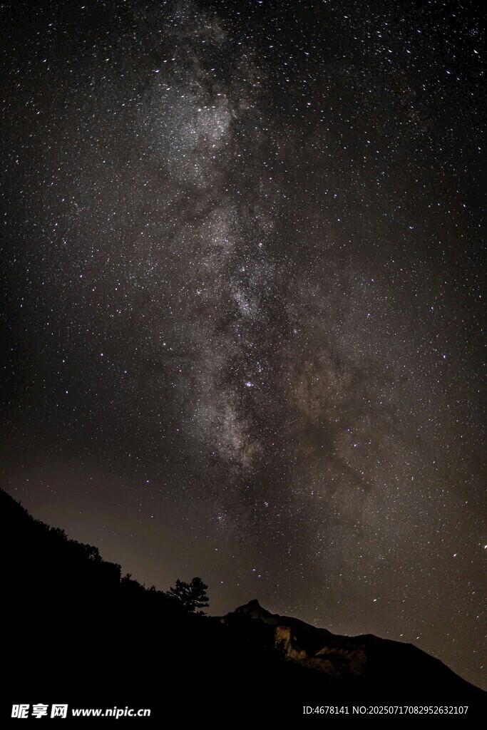 夜空下的璀璨星河与山峦