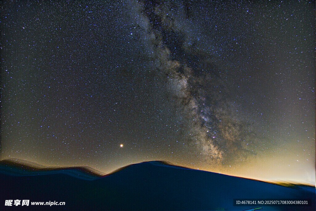 夜空下的山脉与璀璨星河