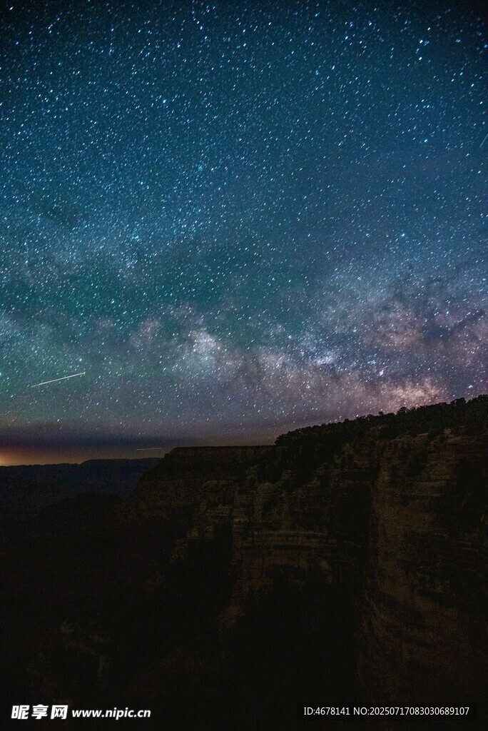夜空繁星下的静谧山地
