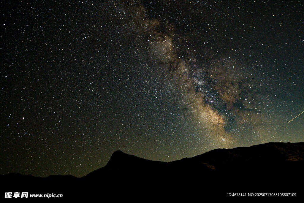 壮丽星空下的山峦剪影