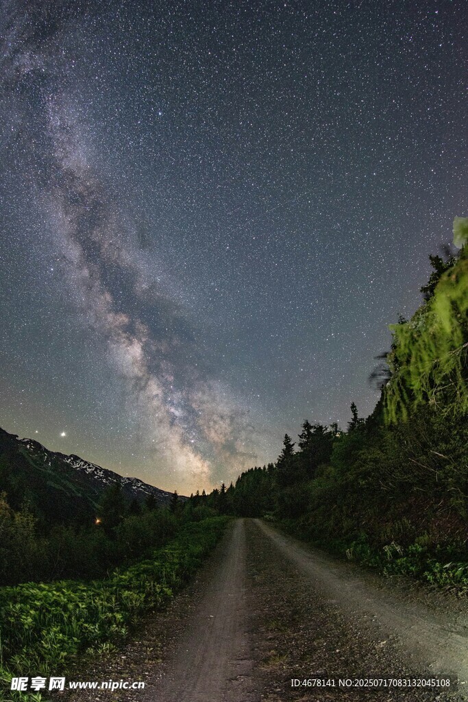 乡间夜路璀璨星河相伴