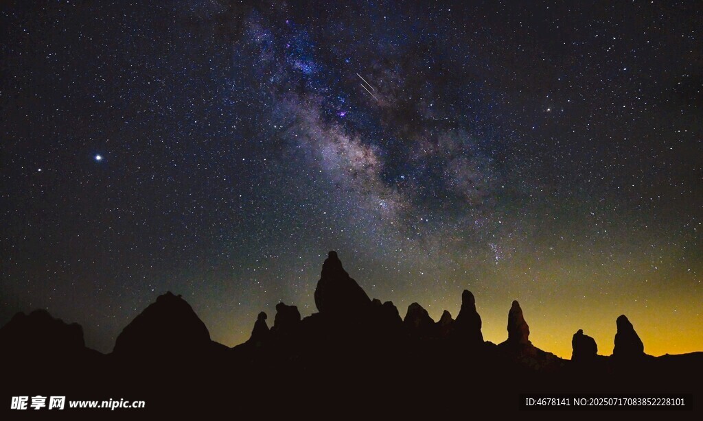 星空下的壮丽地貌景观