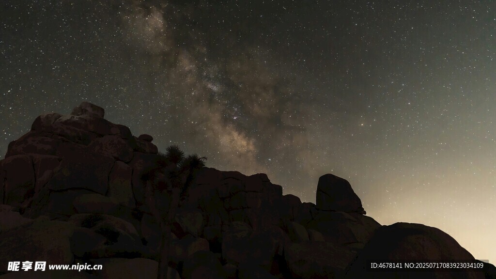 夜空下的壮丽山峦与星河