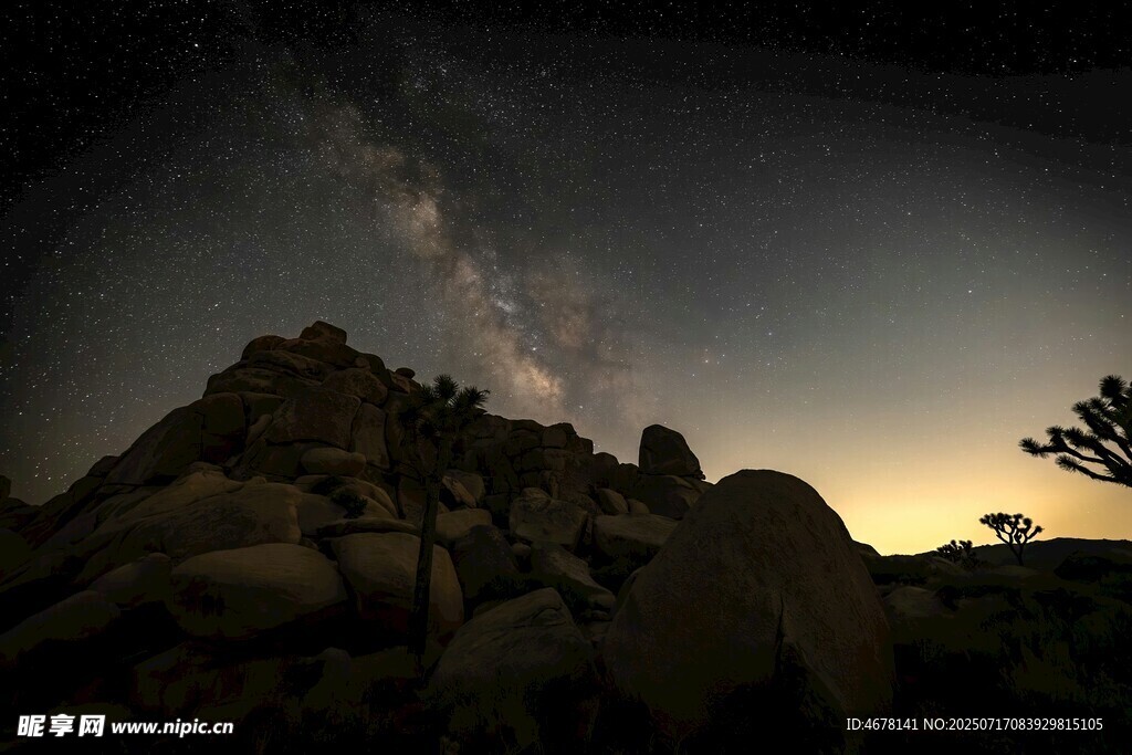夜幕下的岩石与璀璨星河