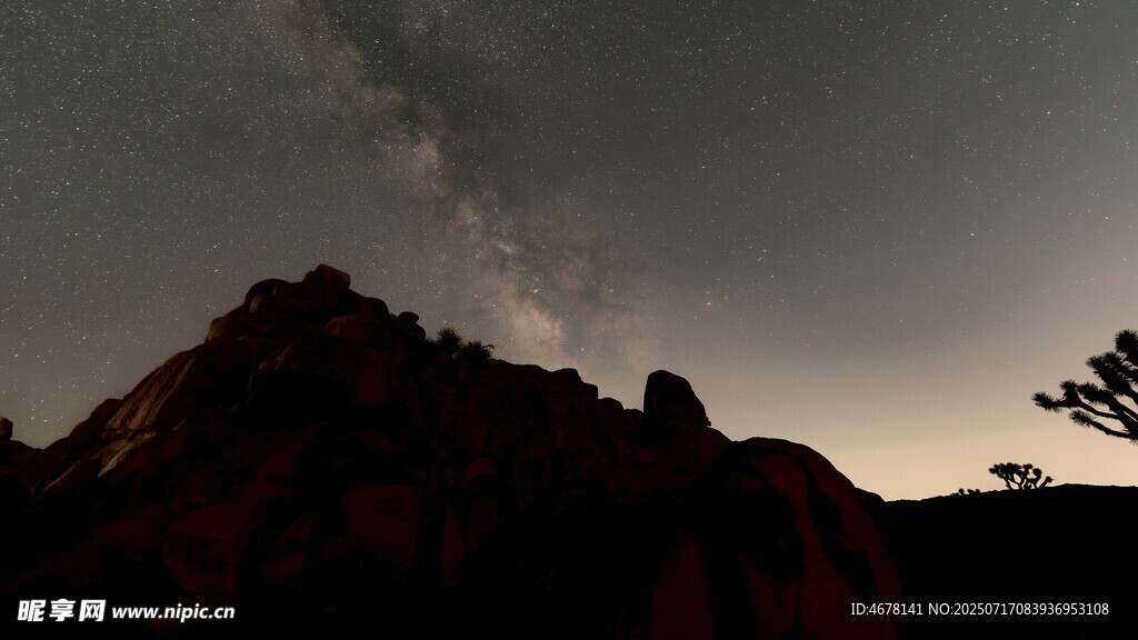 夜幕下的巍峨山峰