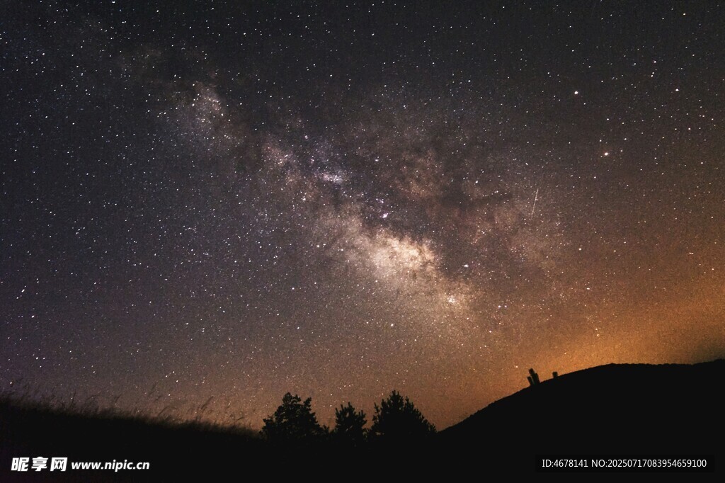 壮丽星空下的山峦夜景