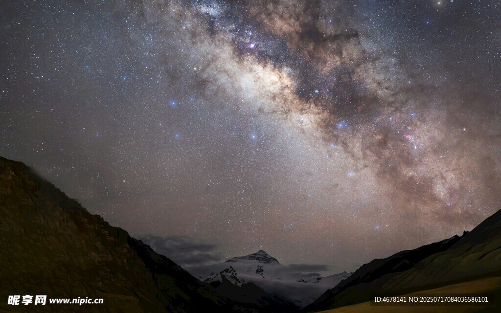 山间璀璨银河夜景