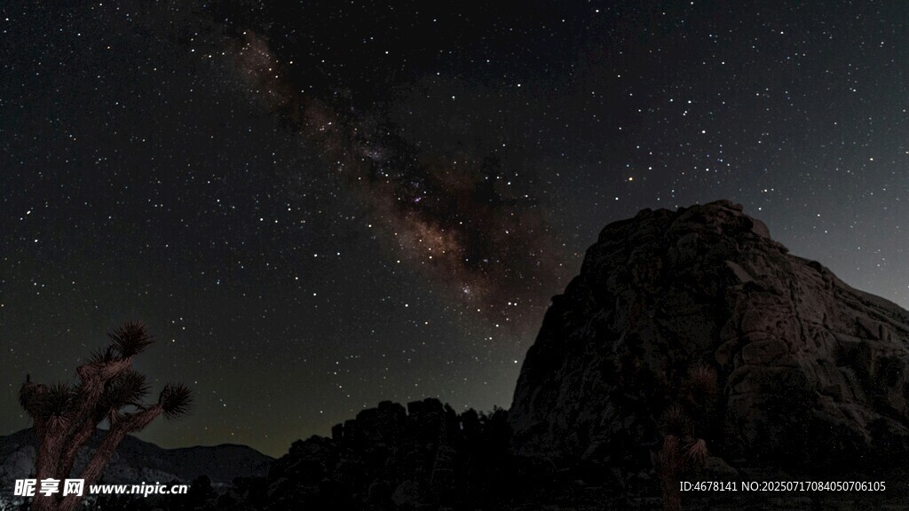 夜空下的山峦与璀璨星河
