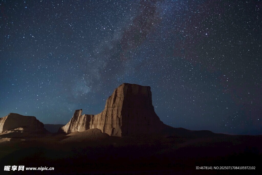 星空下的壮丽岩石景观