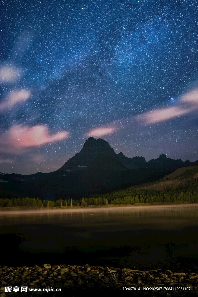 星空下的山峦美景