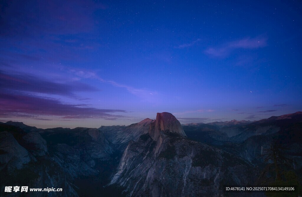 夜幕下的壮丽山峰景观