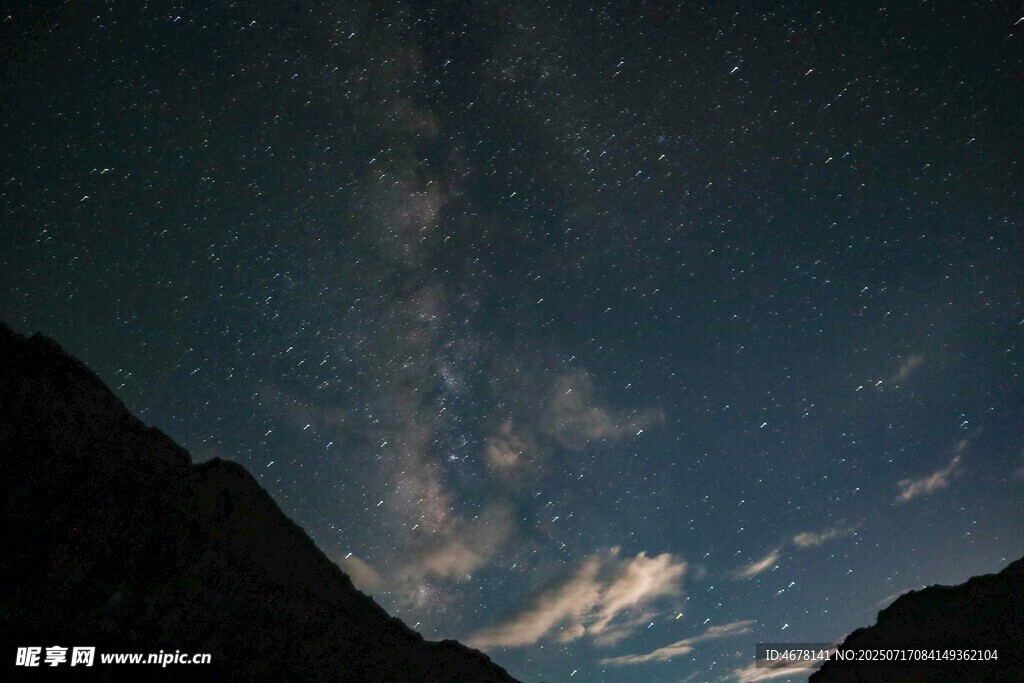 山间夜空下的璀璨星河