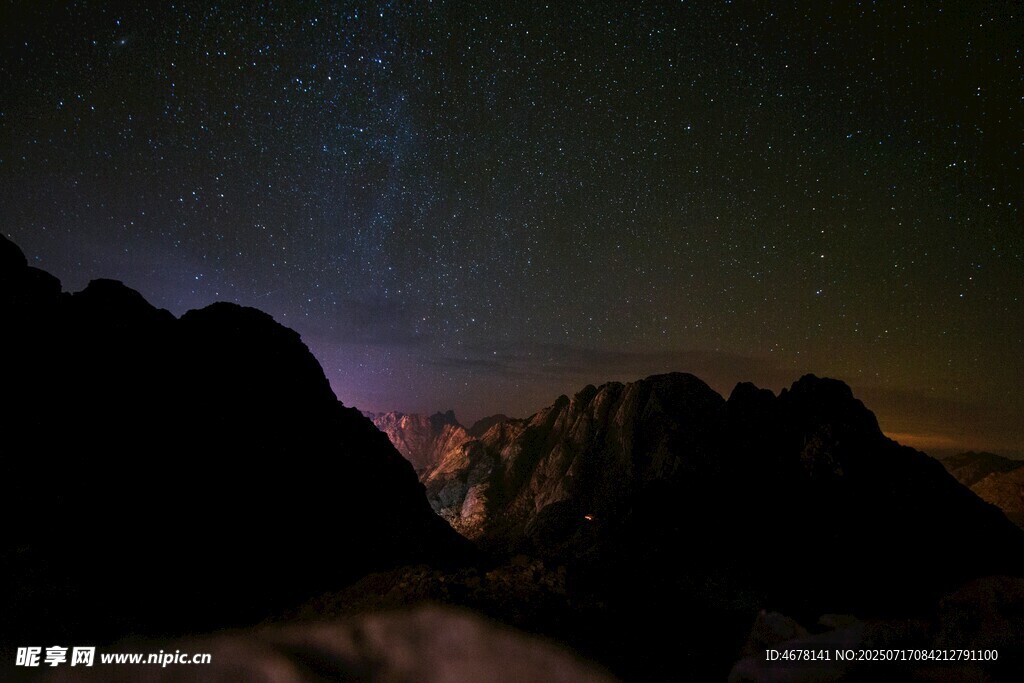 夜空下的壮丽山峦