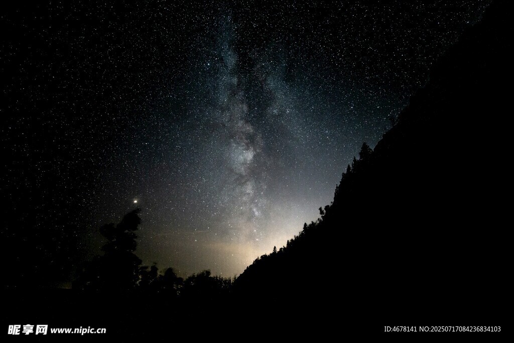 星空下的孤独身影