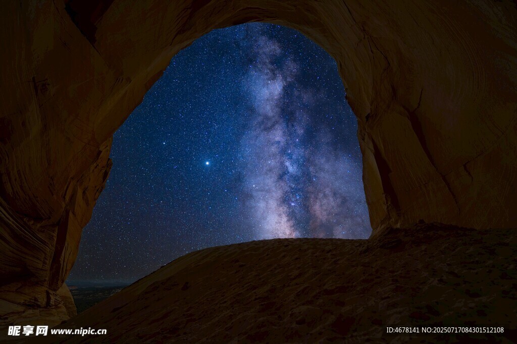 洞穴中仰望璀璨星空