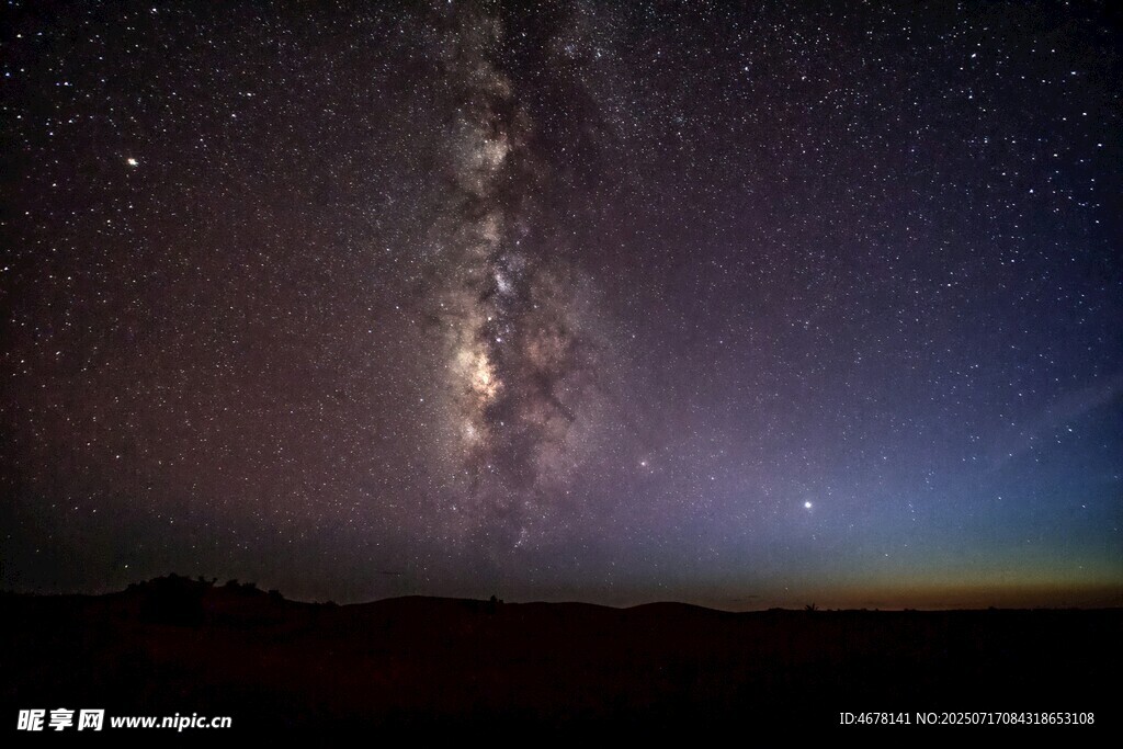 璀璨星河下的壮丽夜空