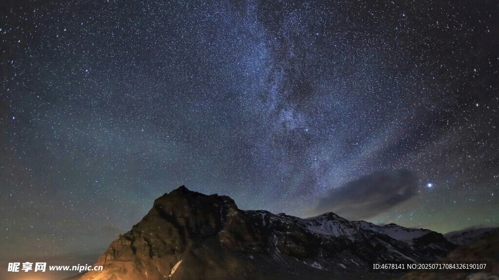 夜空下的巍峨山峰