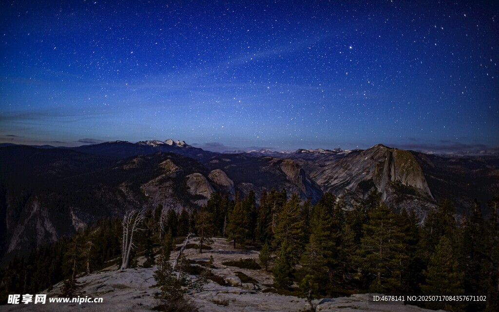 夜幕下的山峦与星空