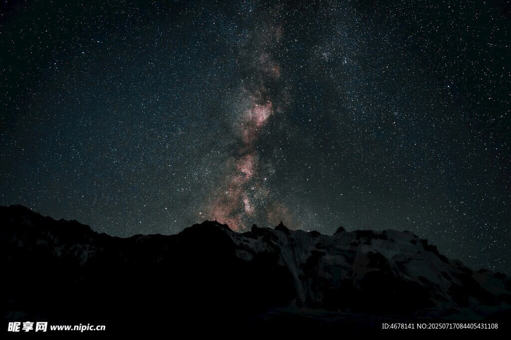 夜空下的壮丽星河与山峦