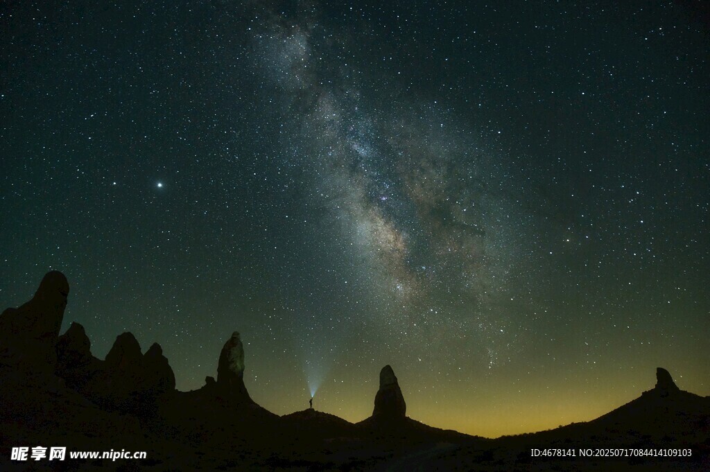 星空下的奇特地貌景观