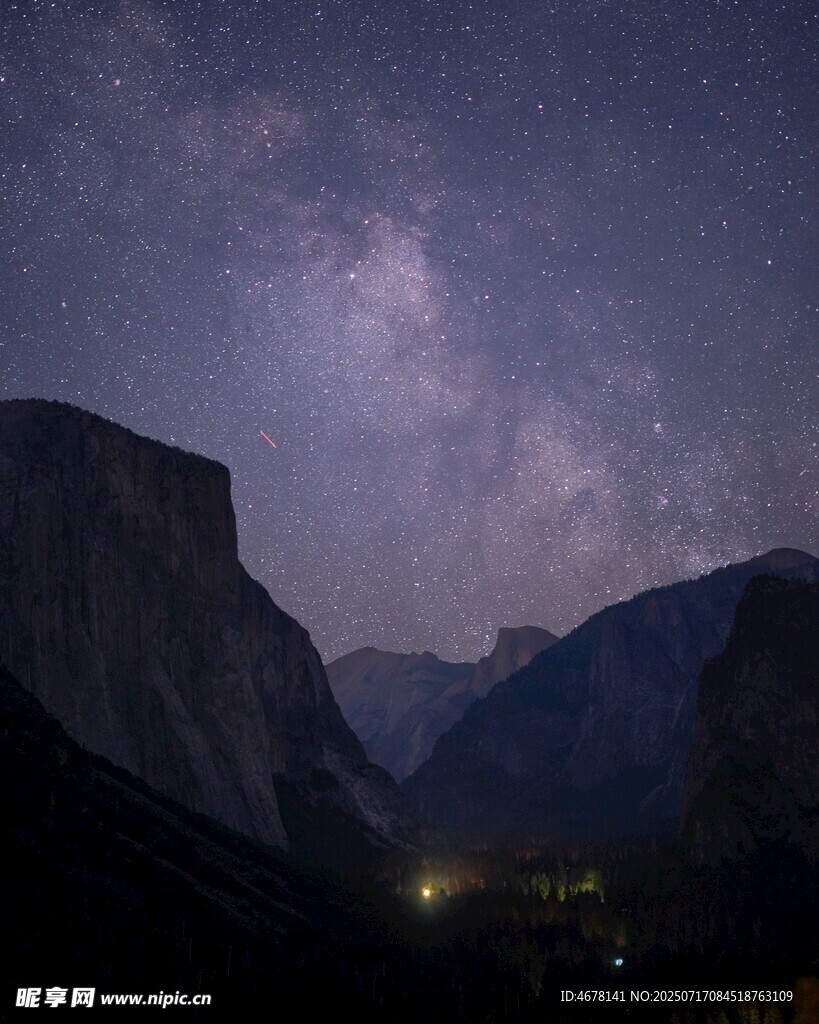 山间璀璨星空夜景