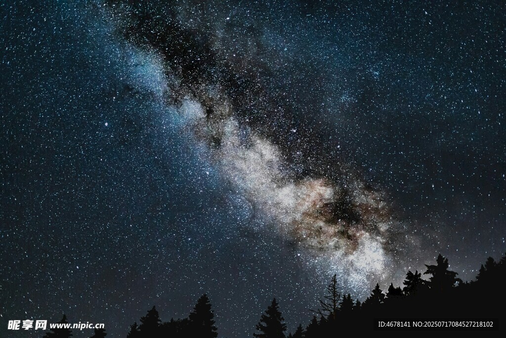 夜空下的璀璨星河与山林