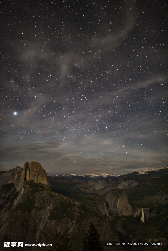 夜空下的壮丽山峦景观