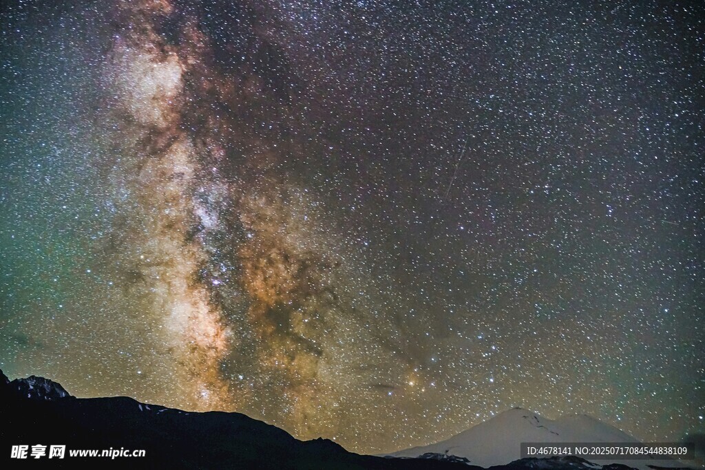 壮丽星空下的山峦夜景