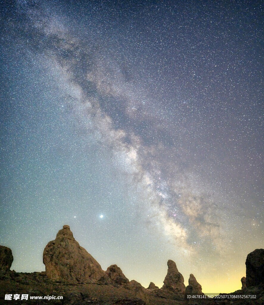 星空下的奇特地貌景观