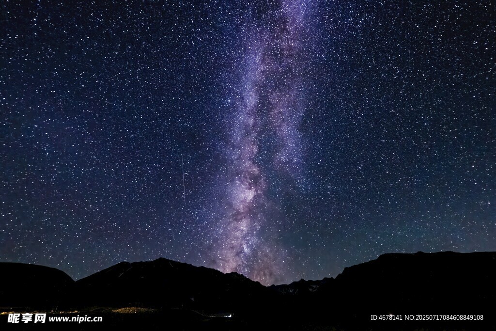 璀璨星河下的壮丽山景