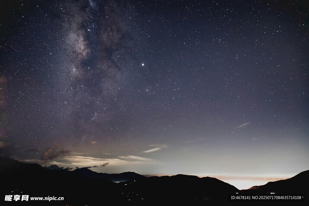 夜空下的山峦与璀璨星河