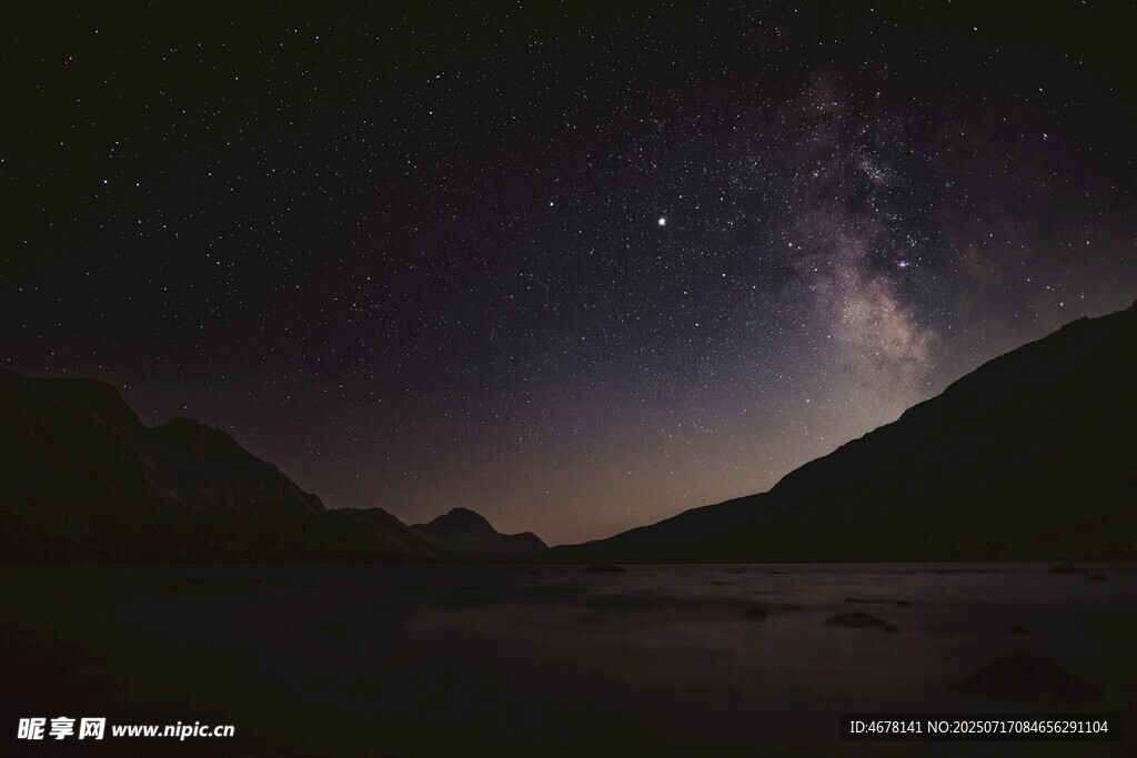 山间璀璨星空夜景