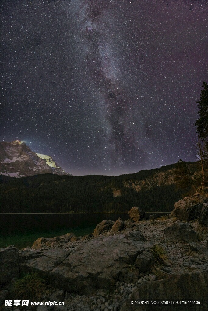 山间夜空下的璀璨星河