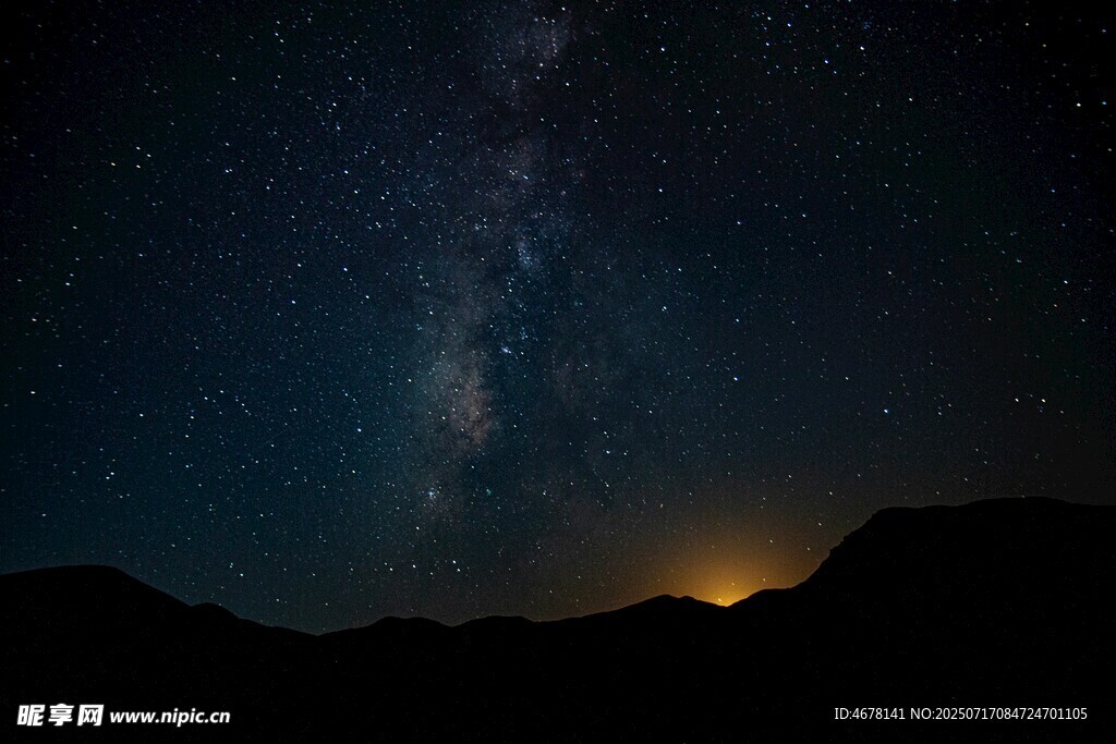 夜空下的山峦与璀璨星河