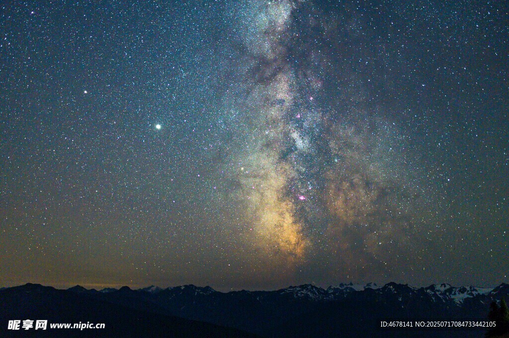 壮丽星空下的山脉夜景