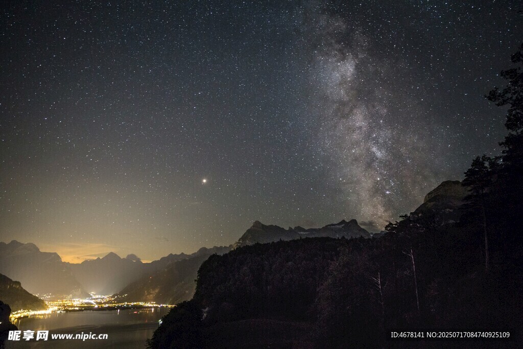 山间璀璨星空夜景